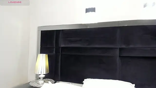 CarolineLee  online show from April 7, 2026, 10:33 pm