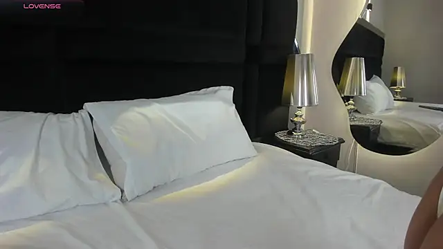 CarolineLee  online show from April 9, 2026, 10:38 pm