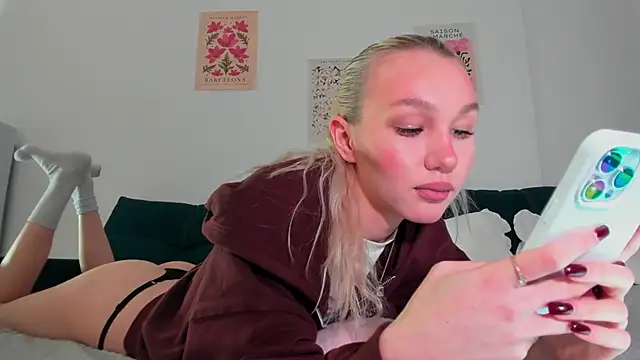 cuteleraay online show from October 9, 2025, 8:31 pm