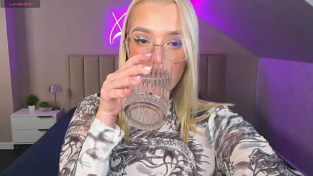 Snapshot of Vickie_Nelsson chatting on October 16, 2025, 10:01 am Vickie Nelsson online show from October 16, 2025, 10:01 am