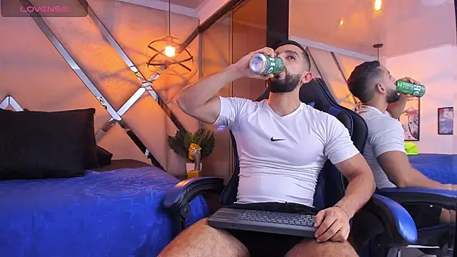 Yiyo10  online show from April 25, 2026, 4:26 am