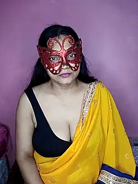 Snapshot of MEERAcle chatting on May 5, 2026, 8:45 pm MEERAcle online show from May 5, 2026, 8:45 pm