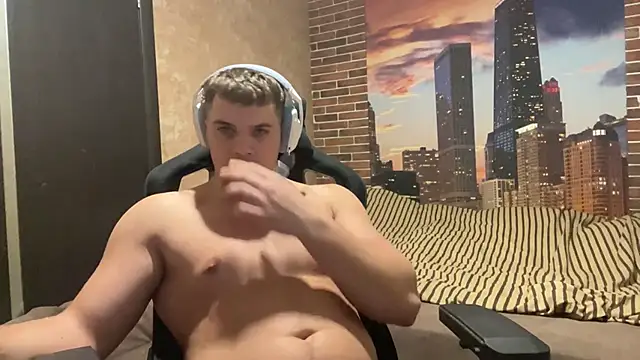 Snapshot of MusclePhantom chatting on December 21, 2025, 9:37 pm MusclePhantom online show from December 21, 2025, 9:37 pm