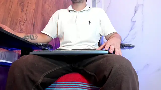 Snapshot of juanmechanic_ chatting on February 20, 2026, 1:57 pm juanmechanic online show from February 20, 2026, 1:57 pm