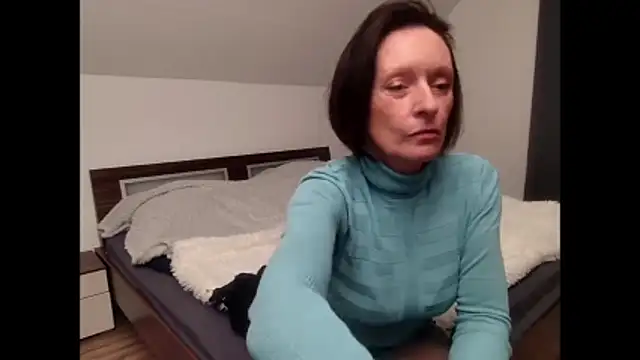 Snapshot of Zora-Enn chatting on December 17, 2025, 5:40 pm Zora-Enn online show from December 17, 2025, 5:40 pm