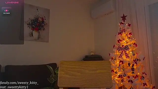 sweettykitty online show from December 15, 2025, 2:34 pm