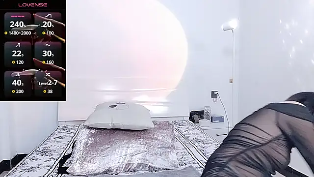 Snapshot of YIWA-2000 chatting on November 14, 2025, 6:28 am YIWA-2000 online show from November 14, 2025, 6:28 am