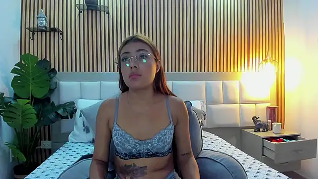 KattyBonnie online show from November 19, 2025, 7:36 pm