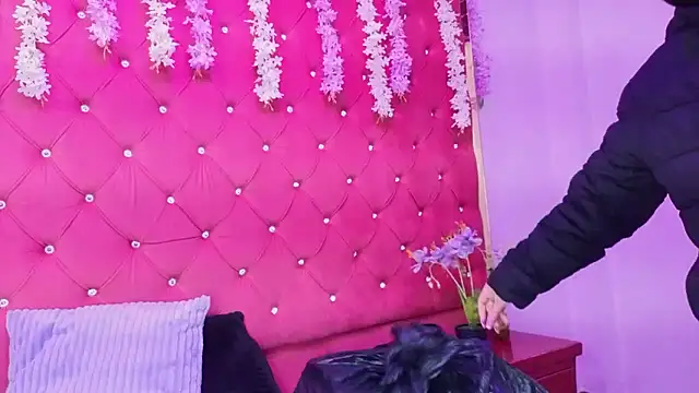 Nanis James online show from January 11, 2026, 3:24 am