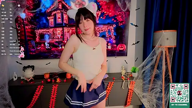 Snapshot of Honeey_Beee chatting on October 29, 2025, 5:45 pm Honeey Beee online show from October 29, 2025, 5:45 pm