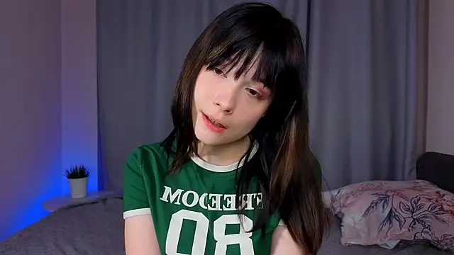 Snapshot of Honeey_Beee chatting on October 23, 2025, 4:05 pm Honeey Beee online show from October 23, 2025, 4:05 pm