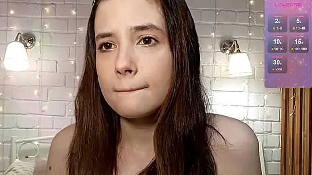 Snapshot of Honeey_Beee chatting on December 14, 2025, 4:23 pm Honeey Beee online show from December 14, 2025, 4:23 pm