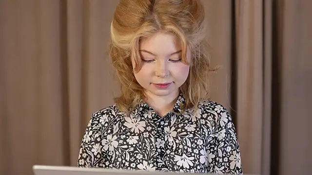 Snapshot of Stella_Vanila chatting on October 7, 2025, 12:33 am Stella Vanila online show from October 7, 2025, 12:33 am