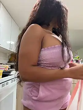 Snapshot of LuckyKhloe chatting on October 6, 2025, 1:56 pm LuckyKhloe online show from October 6, 2025, 1:56 pm