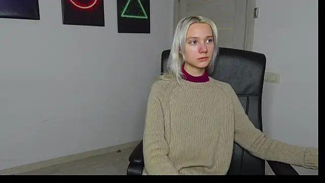 Snapshot of Laura_Chaplin chatting on October 15, 2025, 12:46 pm Laura Chaplin online show from October 15, 2025, 12:46 pm