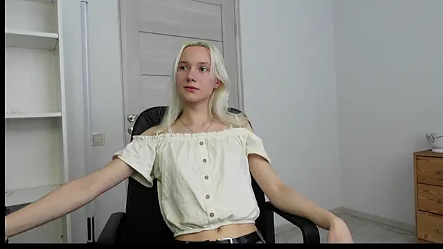 Snapshot of Laura_Chaplin chatting on September 14, 2025, 12:27 pm Laura Chaplin online show from September 14, 2025, 12:27 pm