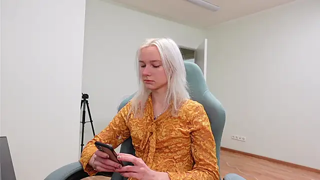 Laura Chaplin online show from November 23, 2025, 6:45 am