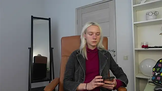 Snapshot of Laura_Chaplin chatting on October 12, 2025, 12:39 pm Laura Chaplin online show from October 12, 2025, 12:39 pm
