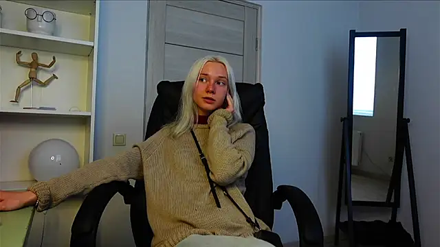 Snapshot of Laura_Chaplin chatting on September 24, 2025, 2:23 pm Laura Chaplin online show from September 24, 2025, 2:23 pm