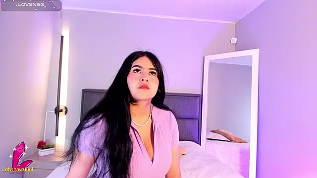 Emma  clark  online show from November 7, 2025, 1:04 pm