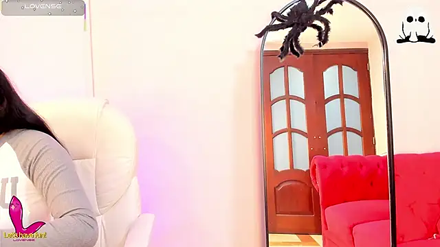 Emma  clark  online show from October 28, 2025, 12:04 pm