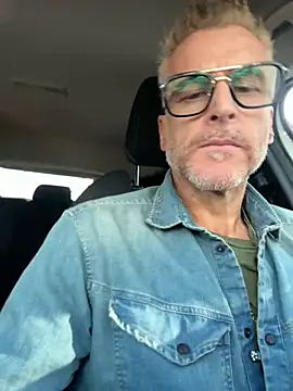 Axl hot online show from September 20, 2025, 7:35 am