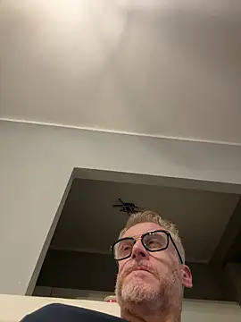 Axl hot online show from March 26, 2026, 6:39 pm