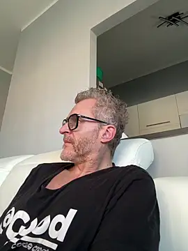 Axl hot online show from February 18, 2026, 11:17 am