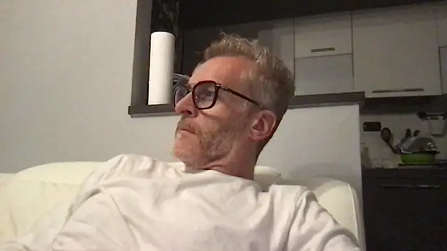 Axl hot online show from April 8, 2026, 9:16 pm