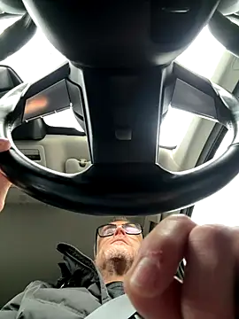 Axl hot online show from December 20, 2025, 8:39 am