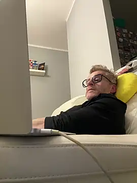 Axl hot online show from February 20, 2026, 9:28 pm