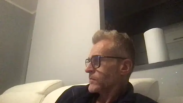 Axl hot online show from November 28, 2025, 8:31 pm