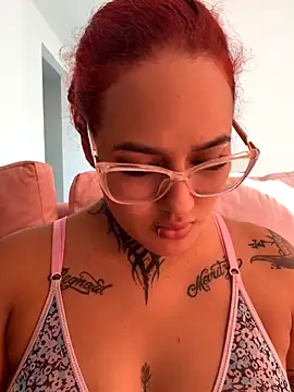 MargothWolfe online show from October 7, 2025, 8:32 pm