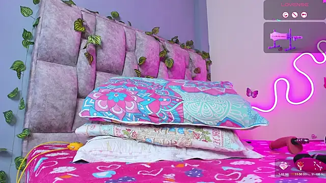 Snapshot of Alhara_Luna chatting on November 1, 2025, 9:52 pm Alhara Luna online show from November 1, 2025, 9:52 pm