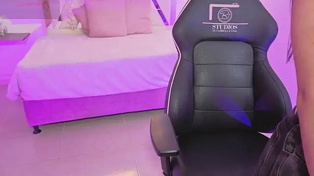 Snapshot of ZURY_TAY chatting on October 25, 2025, 11:42 am ZURY TAY online show from October 25, 2025, 11:42 am