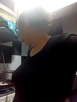 Snapshot of Lady_16 chatting on February 21, 2026, 2:35 am Lady 16 online show from February 21, 2026, 2:35 am