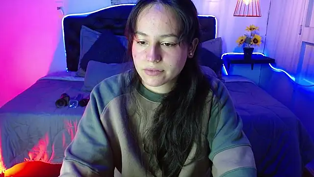 Snapshot of Eymmy_24 chatting on September 21, 2025, 5:45 am Eymmy 24 online show from September 21, 2025, 5:45 am