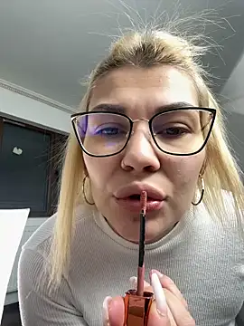 Snapshot of MiaKiittyy chatting on December 18, 2025, 1:22 am MiaKiittyy online show from December 18, 2025, 1:22 am