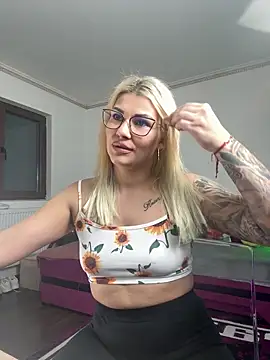 Snapshot of MiaKiittyy chatting on December 22, 2025, 5:13 pm MiaKiittyy online show from December 22, 2025, 5:13 pm