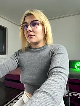 Snapshot of MiaKiittyy chatting on December 19, 2025, 4:53 pm MiaKiittyy online show from December 19, 2025, 4:53 pm