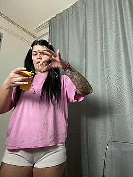 Snapshot of MiaKiittyy chatting on February 19, 2026, 10:40 pm MiaKiittyy online show from February 19, 2026, 10:40 pm