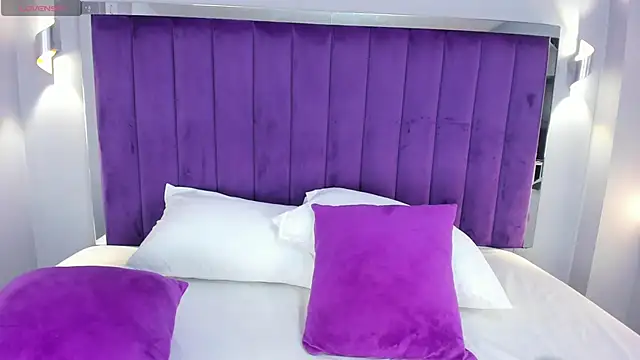 ElaraDusk online show from October 25, 2025, 4:33 am