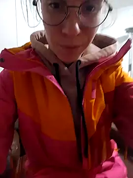 HoneySquirrel online show from December 5, 2025, 4:05 pm