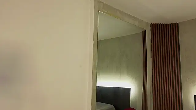 emmi collinss online show from April 15, 2026, 8:09 pm