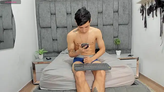 ZafiroAndFlynn online show from March 25, 2026, 2:33 am