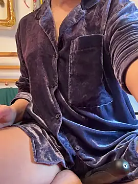 Snapshot of DahliaVonLure chatting on February 13, 2026, 12:32 am DahliaVonLure online show from February 13, 2026, 12:32 am