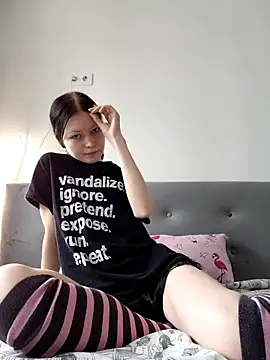 Snapshot of DragonFoxie chatting on October 19, 2025, 10:51 am DragonFoxie online show from October 19, 2025, 10:51 am