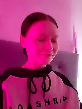 Snapshot of DragonFoxie chatting on November 14, 2025, 4:43 pm DragonFoxie online show from November 14, 2025, 4:43 pm