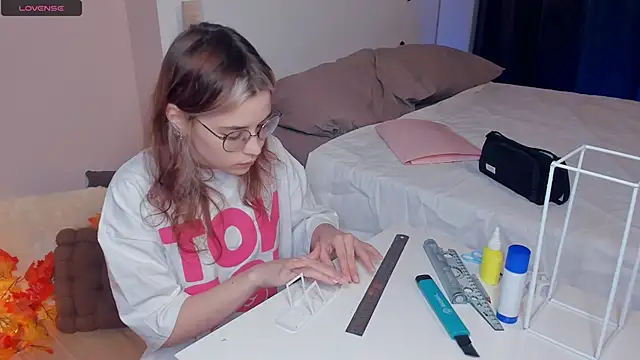 VedaSchulz online show from November 26, 2025, 7:03 pm