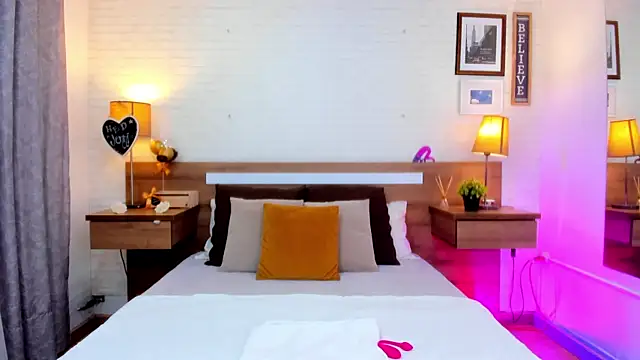 JenniferAuriston online show from April 17, 2026, 8:33 pm